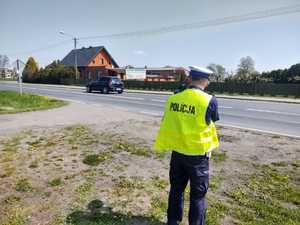 policjant mierzy prędkość na drodze