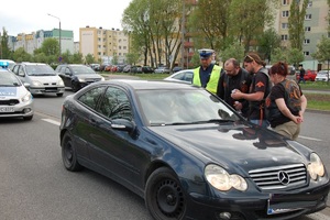 policjanci i ridersi rozmawiają z kierowcą