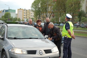 policjanci i ridersi na współnej akcji