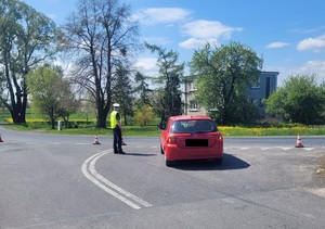 policjant kieruje ruchem