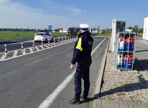 policjant mierzy prędkość