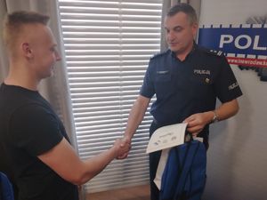 Komendant wręcza mężczyźnie dyplom