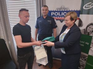 Prezes Banku przekazuje nagrodę mężczyźnie