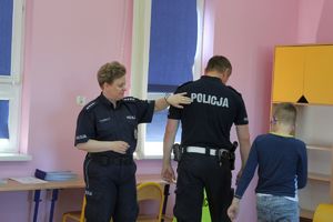 policjanci prezentują mundury