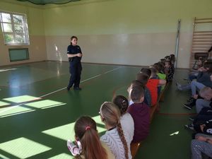 policjantka omawia tematykę z dziećmi