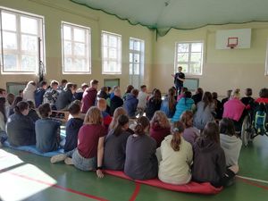 uczniowie wszystkich klas w Chełmcach mieli zajęcia profilkatyczne