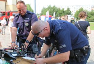 policjanci znakują rowery