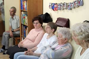 seniorzy słuchają pogadanki