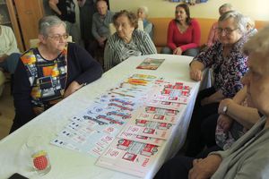 widok na rozłożone na stole foldery z pojazdami służb
