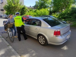 policjant kontroluje rowerzystkę