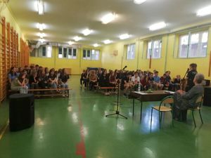widok na salę i policjantkę