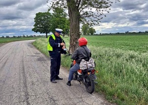 policjant kontroluje motocyklistę
