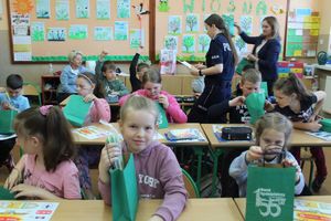 uczniowie przeglądają zawartość upoominków