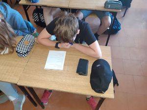 dzieci w klasie rozwiązują test