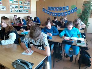 uczniowie w ławkach rozwiązują test wiedzy o mowie nienawiści