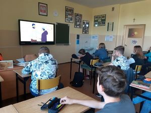 uczniowie oglądają spot filmowy