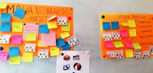 widok na karty z kolorowymi karteczkami i loga  organizatorów projektu