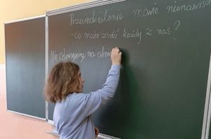 uczennica pisze po tablicy