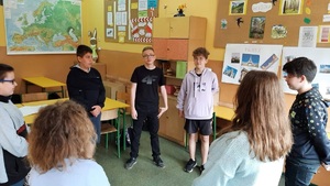 dzieci stoją w kręgu i grają w skojarzenia