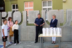 widok na uczestników konkursu i paczki z upominkami