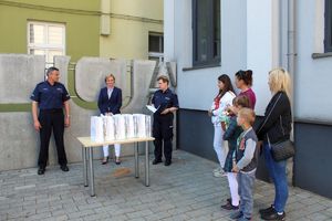 komendant przemawia do zebranych dzieci i mam