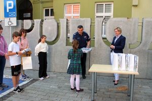komendant wręcza upominek dziecku