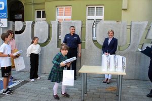 kolejne dziecko odbiera paqczkę