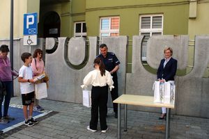 dziewczynka otrzymuje nagrodę