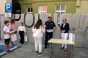 laureatka otrzymuje gratulacje od komendanta