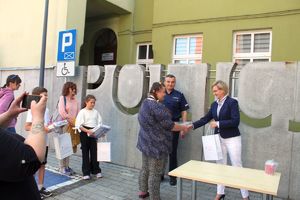dziecko odbiera upominek