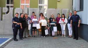 pamiątkowe grupowe zdjęcie laureatów i organizatorów