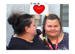 mama i córka a nad nimi serce i loga organizatorów konkursu