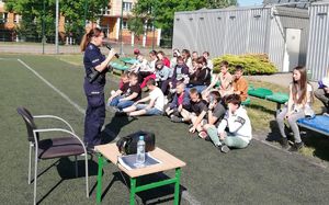 policjantka prowadzi pogadankę