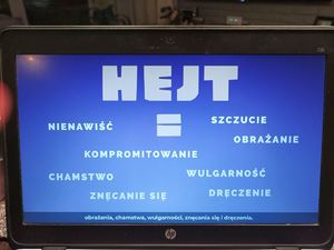 tablica z napisem hejt