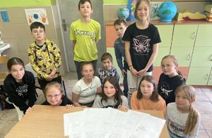 dzieci przygotowały tablicą informacyjną