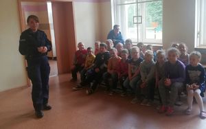 dzieci biorą udział w spotkaniu z policjantką
