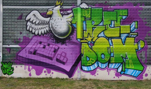 graffiti na ekranie galerii na nim napisy i orzeł