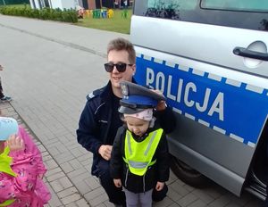 dziecko w policyjnej czapce