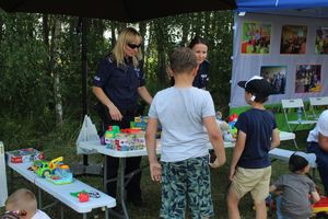 dzieci rozmawiają z policjantkami