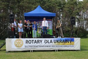 widok na scenę i organizatorów