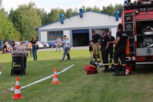 widok na straż pożarną i strażaków