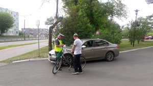 policjant kontroluje rowerzystę