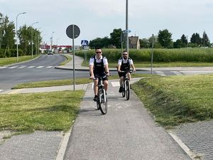 policjanci jadą rowerami