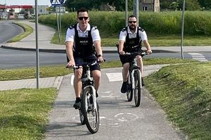 policyjni cykliści w ruchu ulicznym