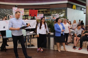 zebrani na środku galerii organizatorzy