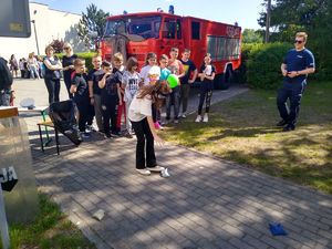 policjant prowadzi spotkanie z dziećmi