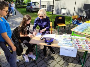 dzieci przy stoisku policyjnym