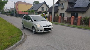 policjant kontroluje kierowcę