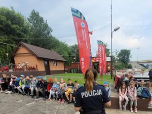 policjantka na przystani prowadzi zajęcia dla uczniów