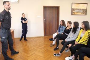 policjantka i młodzież z wizytą w zakładzie karnym